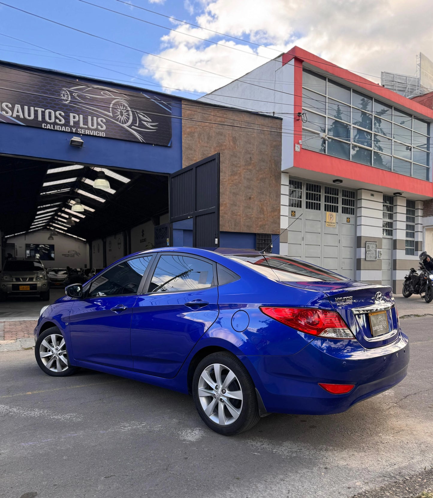 HYUNDAI i25 SEDÁN AUTOMÁTICO