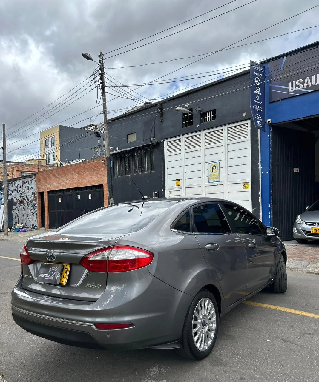 FORD FIESTA SEDÁN AUTOMÁTICO TITANIUM