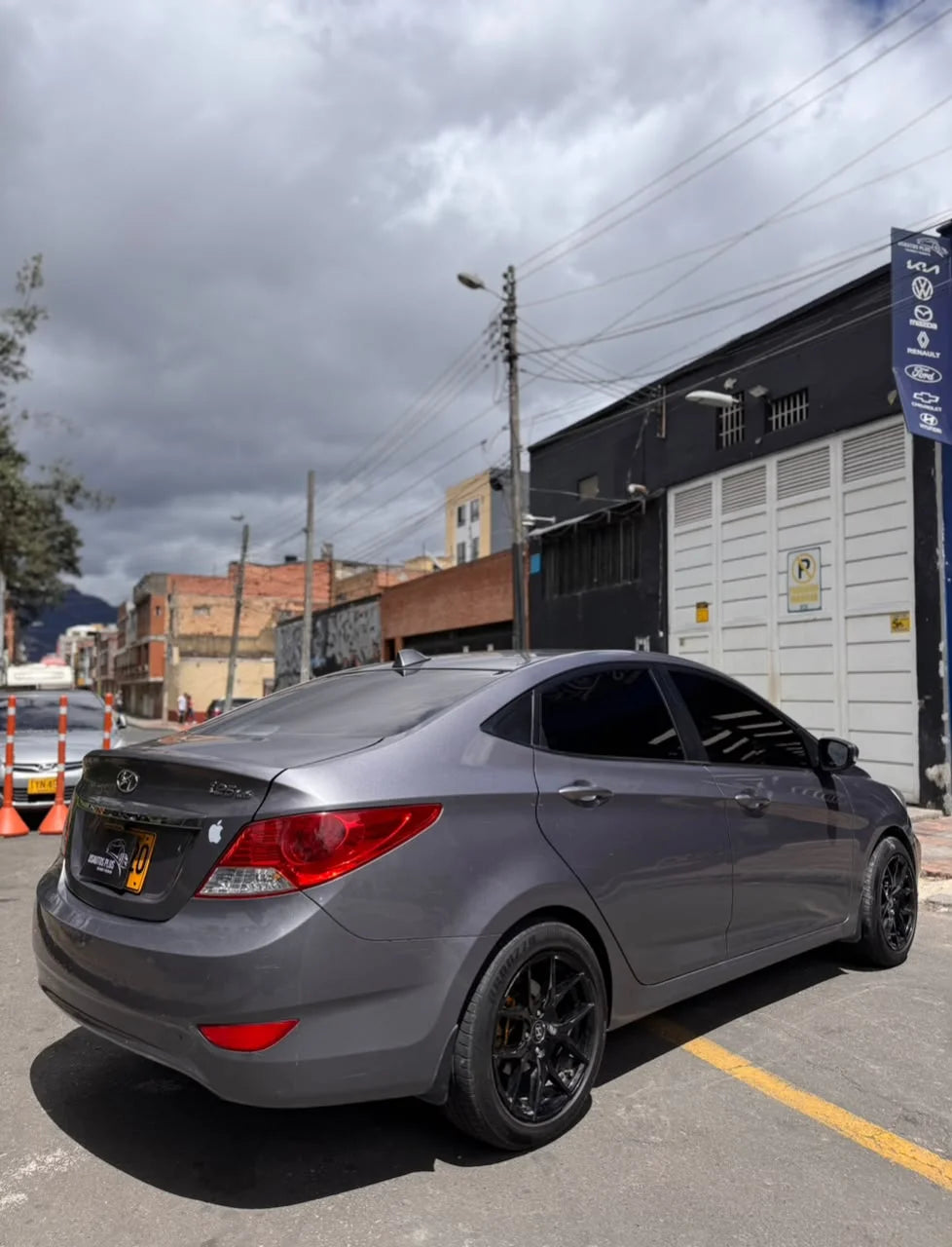 HYUNDAI i25 ACCENT GL MECÁNICO