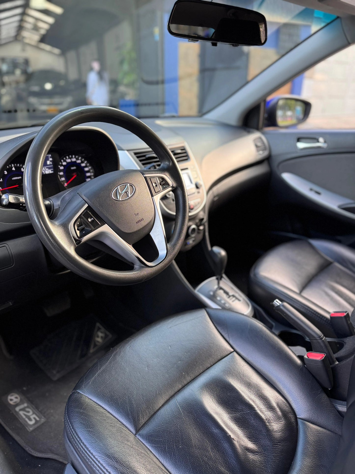 HYUNDAI i25 SEDÁN AUTOMÁTICO