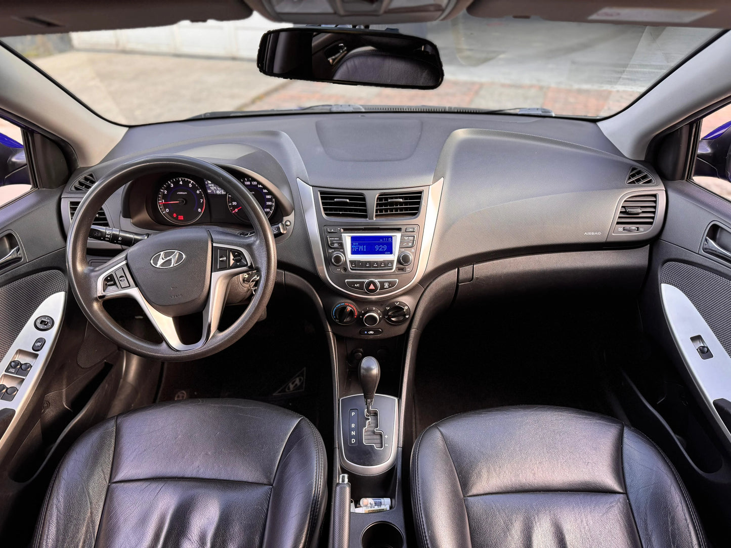 HYUNDAI i25 SEDÁN AUTOMÁTICO