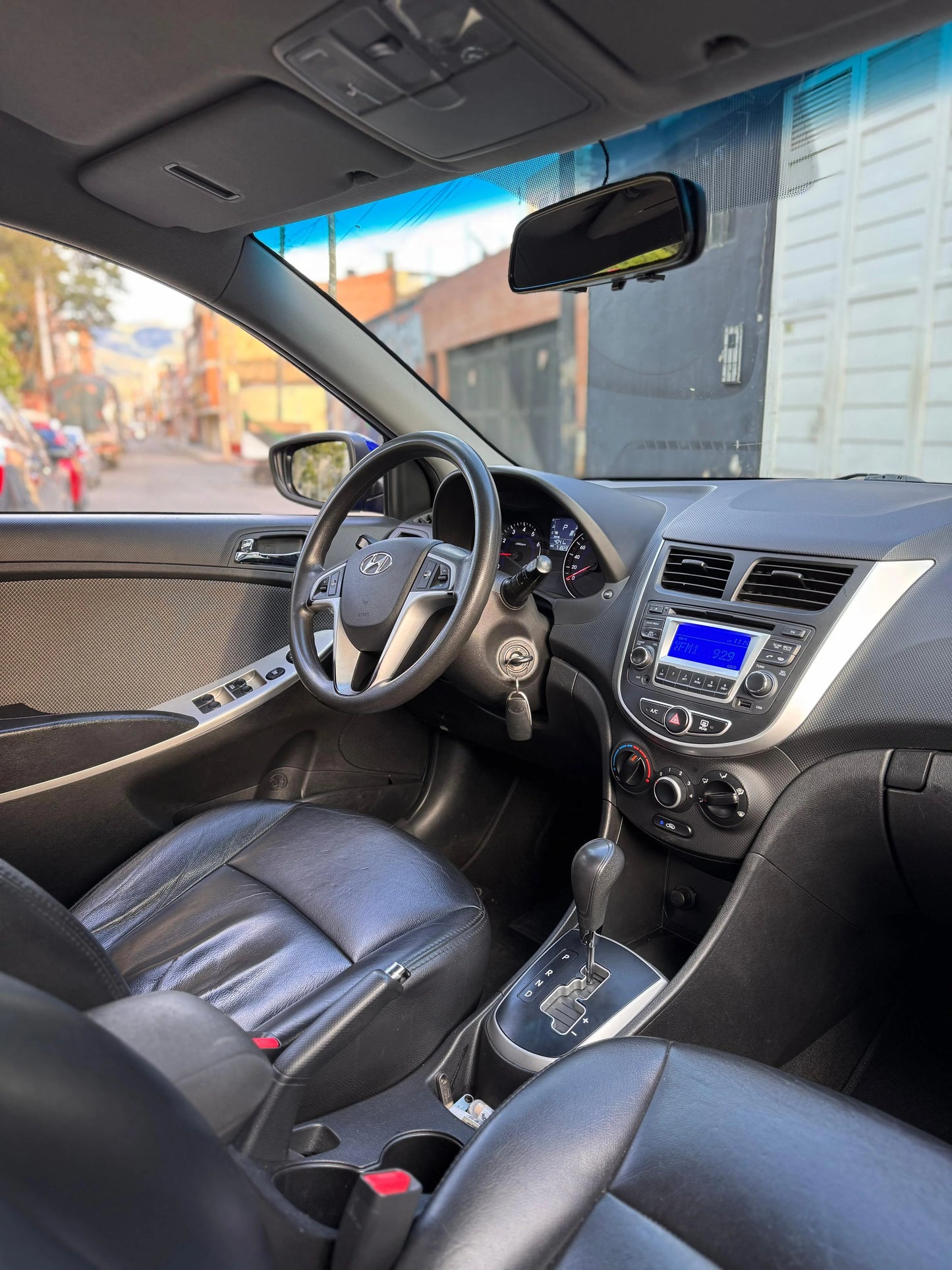 HYUNDAI i25 SEDÁN AUTOMÁTICO