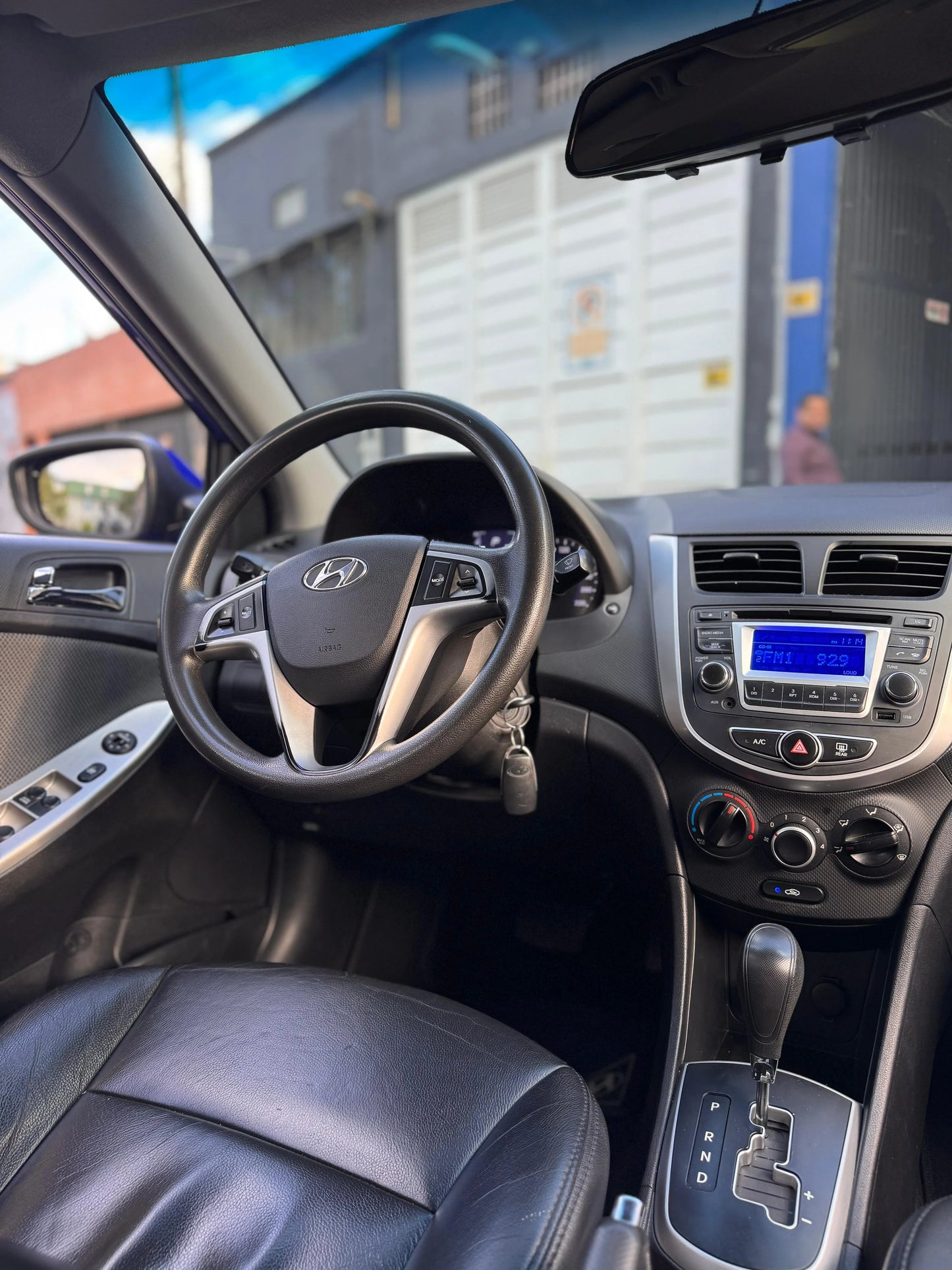HYUNDAI i25 SEDÁN AUTOMÁTICO