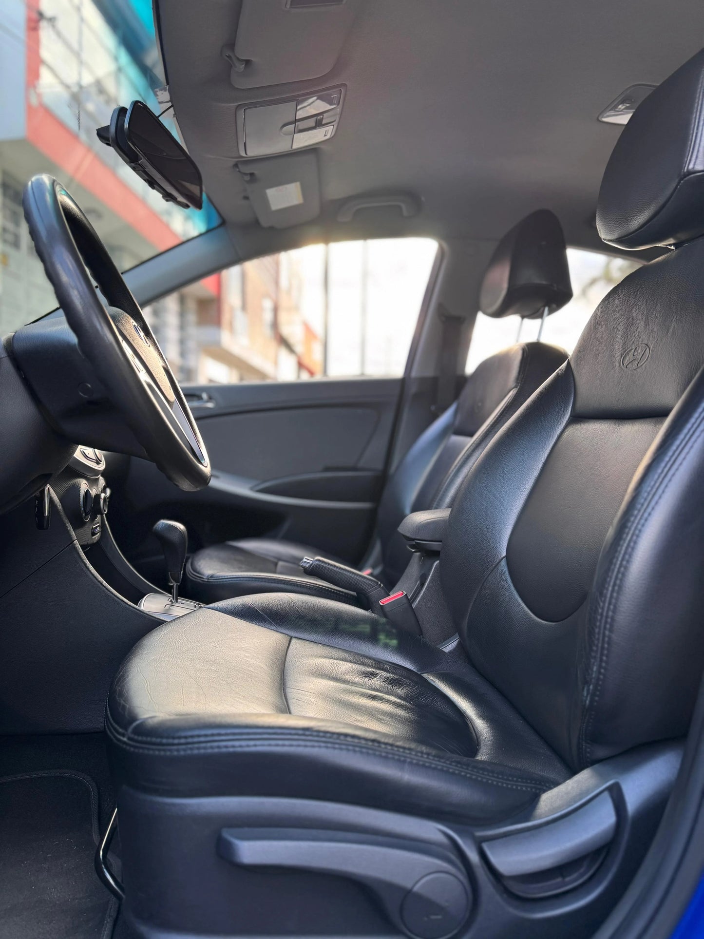 HYUNDAI i25 SEDÁN AUTOMÁTICO