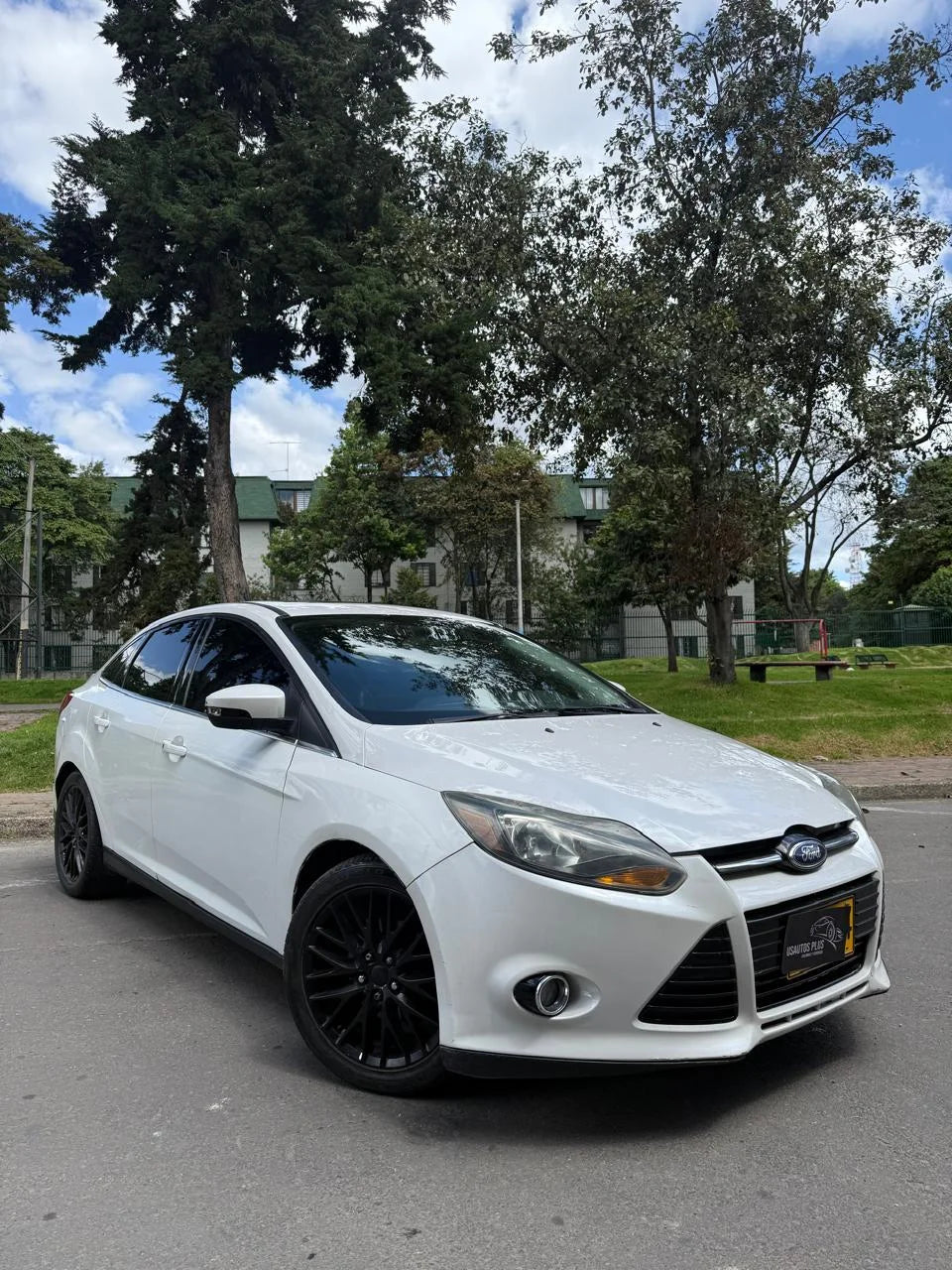 FORD FOCUS TITANIUM SEDÁN