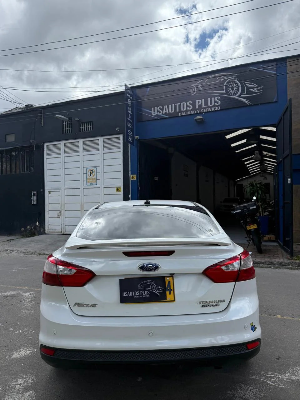 FORD FOCUS TITANIUM SEDÁN