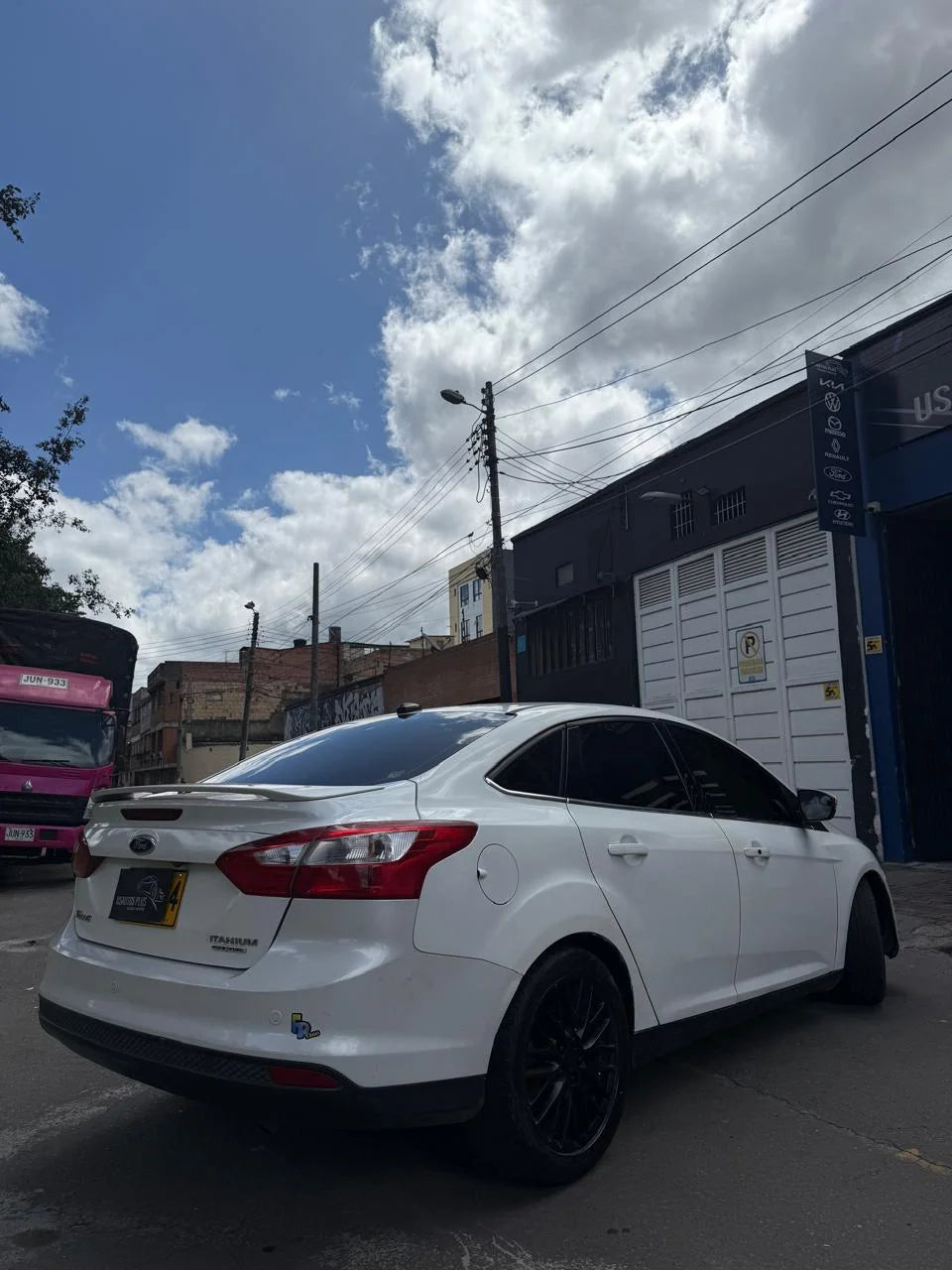 FORD FOCUS TITANIUM SEDÁN