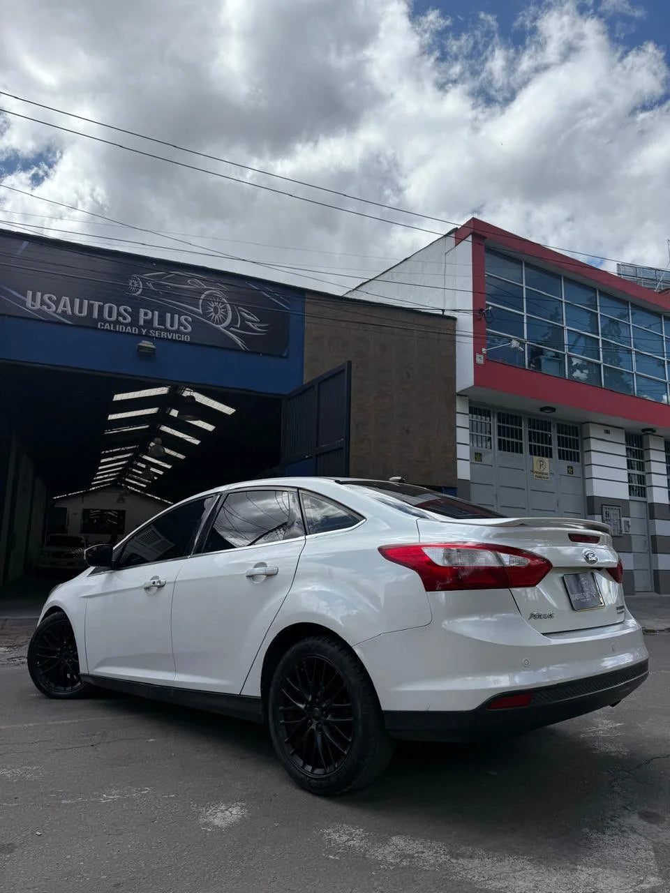 FORD FOCUS TITANIUM SEDÁN