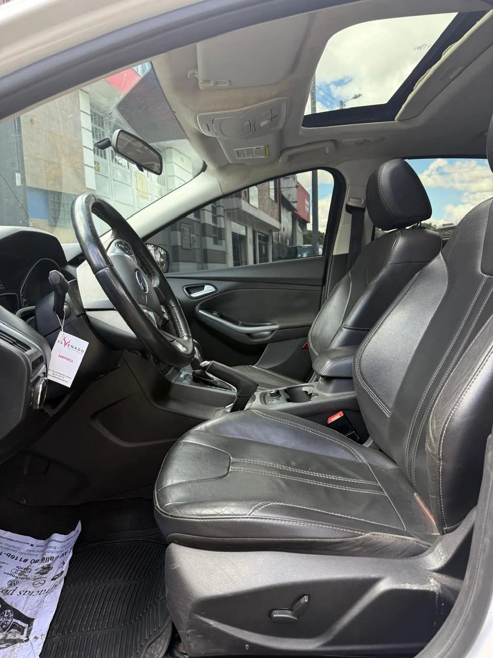 FORD FOCUS TITANIUM SEDÁN