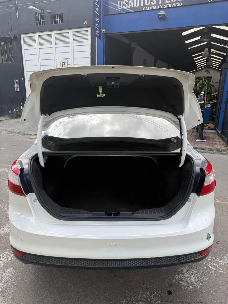 FORD FOCUS TITANIUM SEDÁN