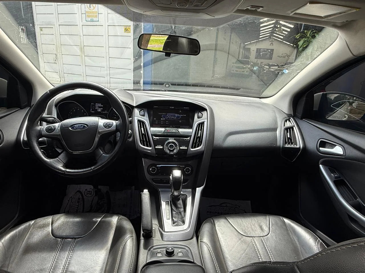 FORD FOCUS TITANIUM SEDÁN