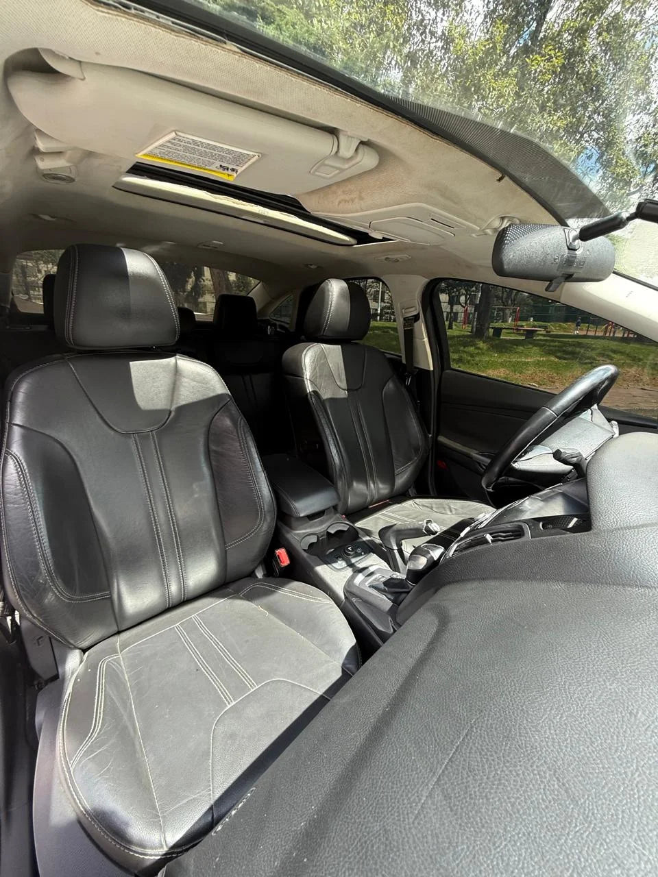 FORD FOCUS TITANIUM SEDÁN