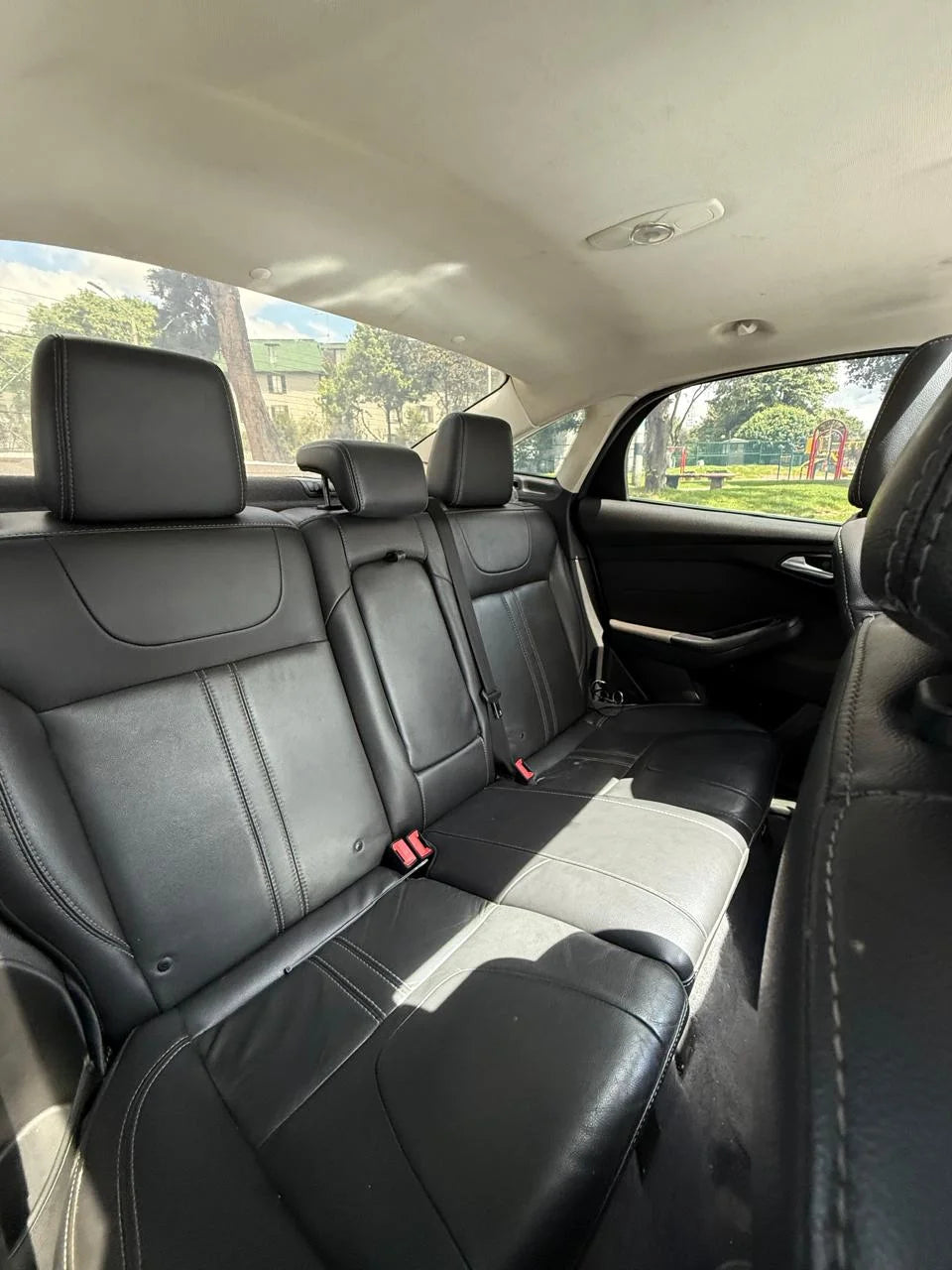 FORD FOCUS TITANIUM SEDÁN