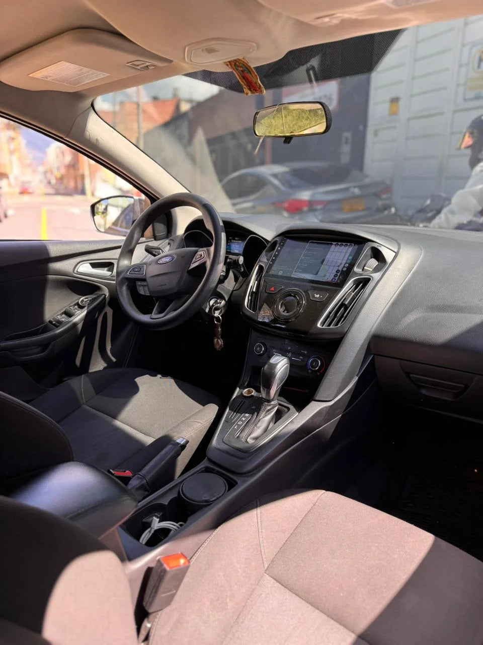 FORD FOCUS SE AUTOMÁTICO SEDÁN