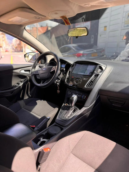 FORD FOCUS SE AUTOMÁTICO SEDÁN