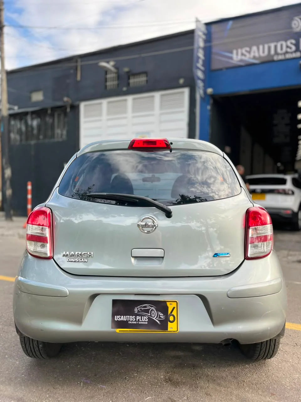 NISSAN MARCH SENSE MECÁNICO 2013
