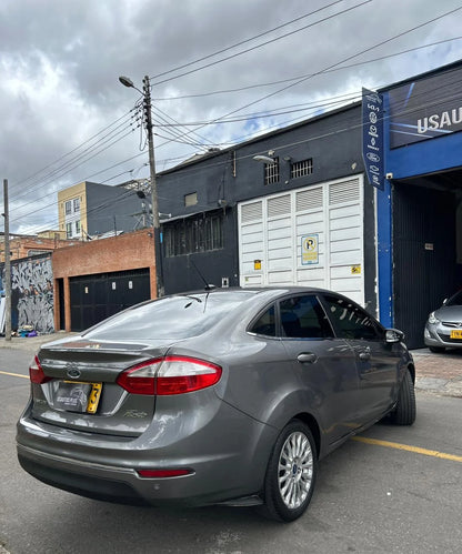 FORD FIESTA SEDÁN AUTOMÁTICO TITANIUM
