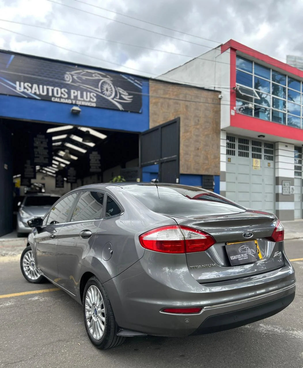 FORD FIESTA SEDÁN AUTOMÁTICO TITANIUM