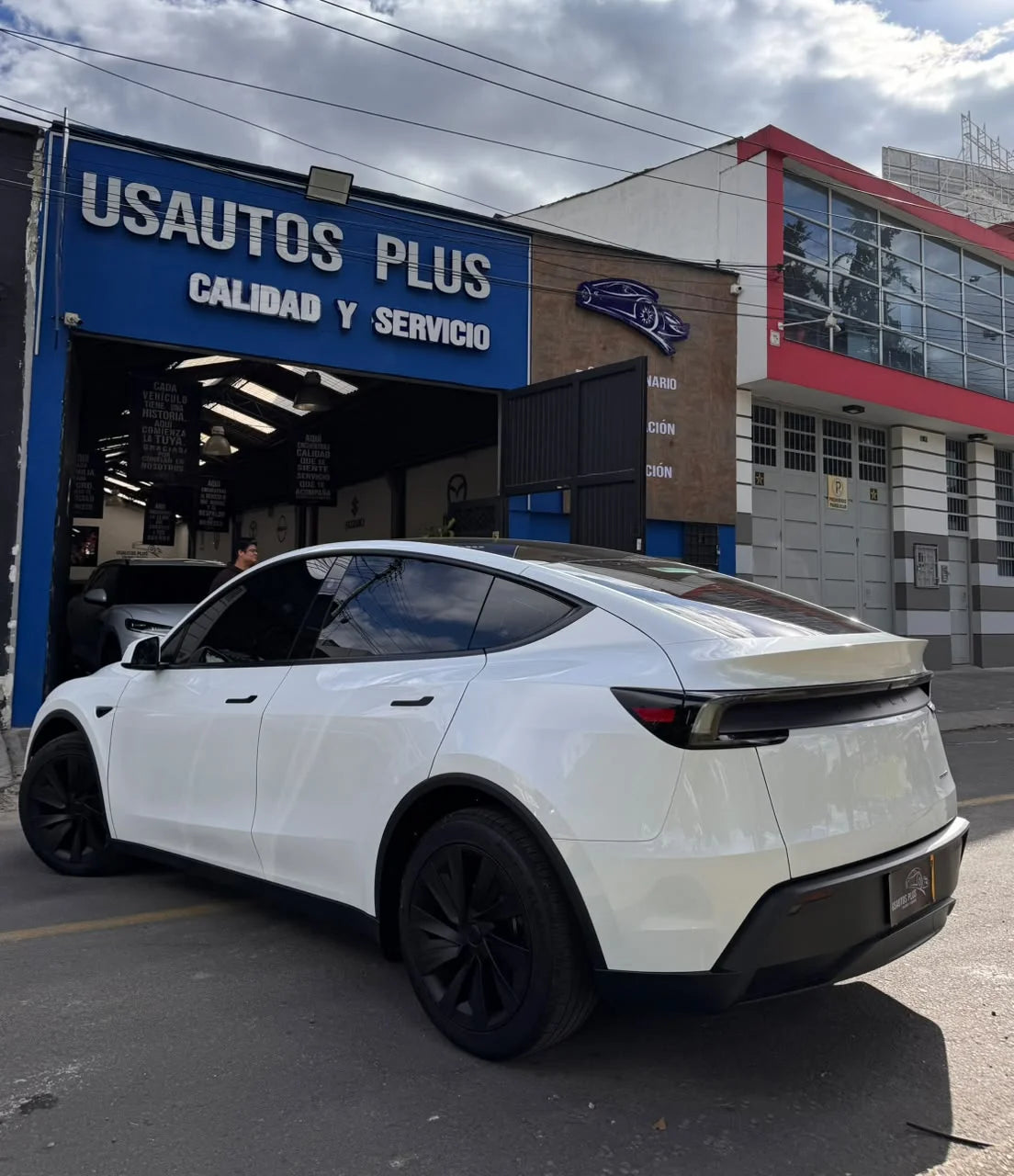 TESLA MODEL Y LONG RANGE AWD AT 383 KW 4X4