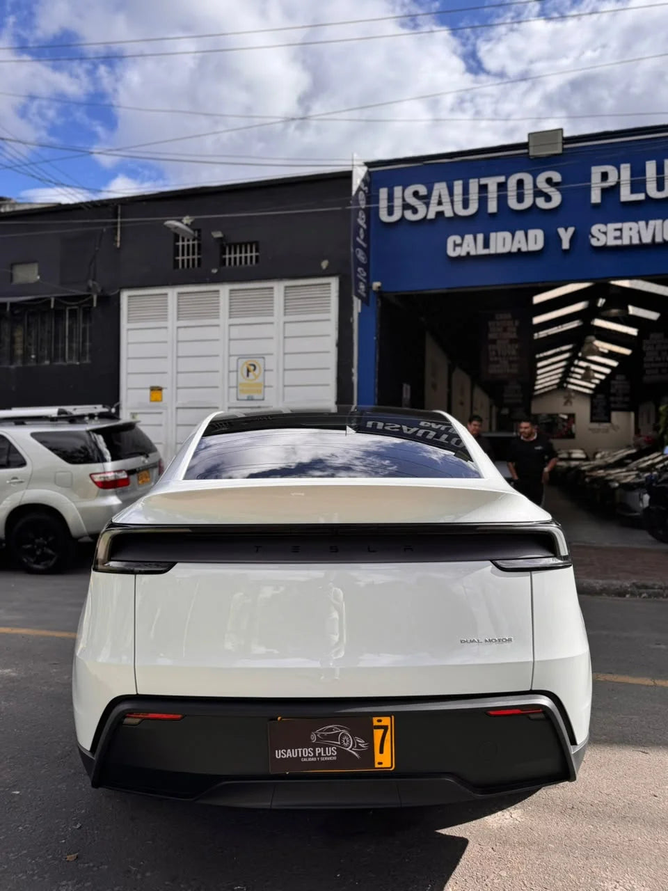 TESLA MODEL Y LONG RANGE AWD AT 383 KW 4X4