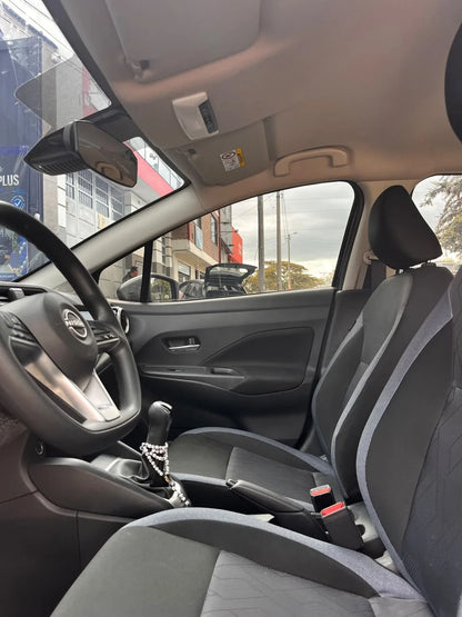 NISSAN VERSA ADVANCE 1.6 MECANICO SEDÁN