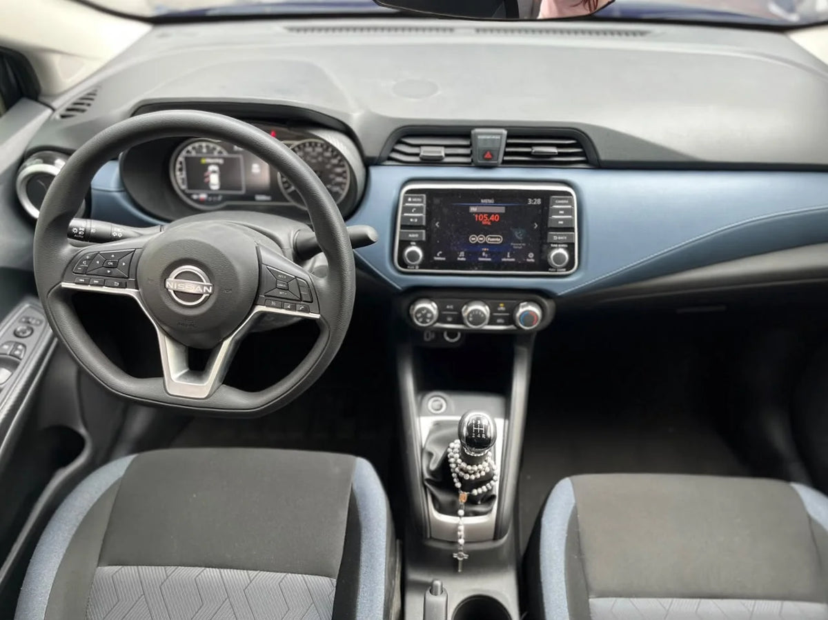 NISSAN VERSA ADVANCE 1.6 MECANICO SEDÁN